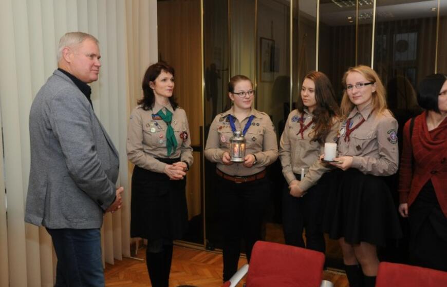 Klaipėdos rotušėje įsižiebė Betliejaus taikos ugnis