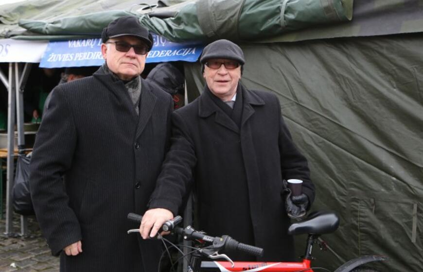 Kariai vaišino žuviene