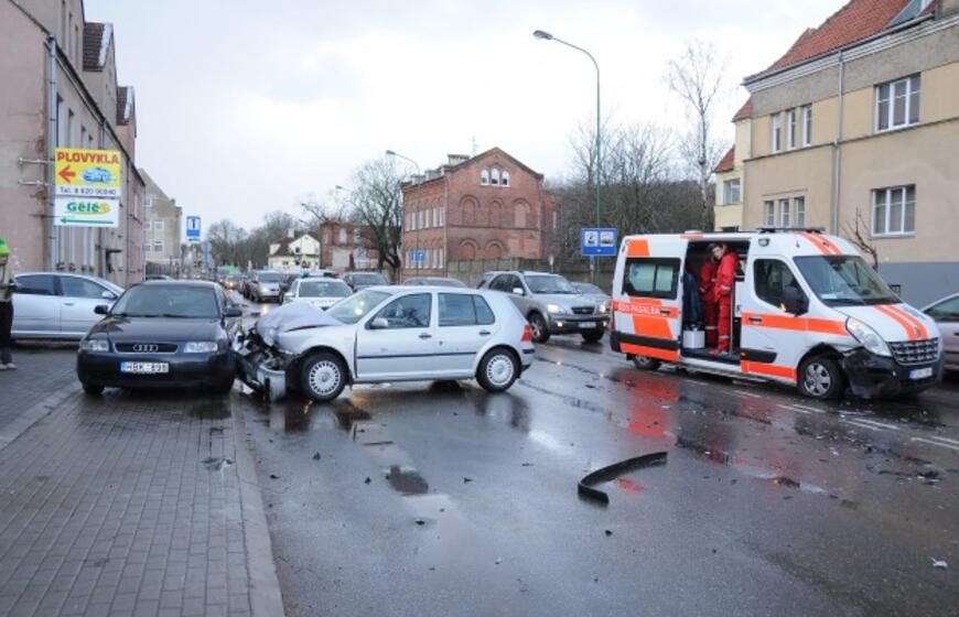 Į iškvietimą skubėjusią greitąją sustabdė "golfas"