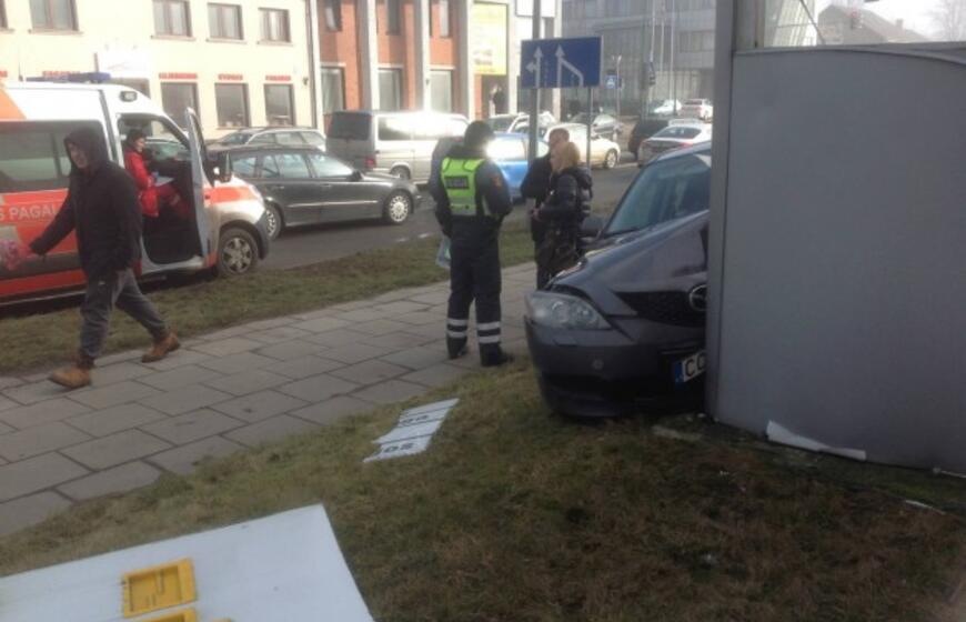 Sudaužytas reklaminis skydas, sužeista vairuotoja