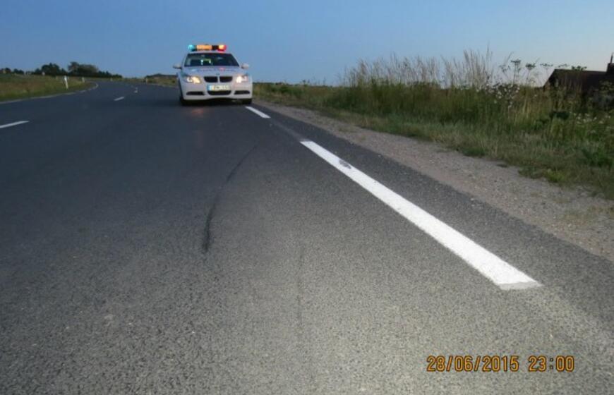 Skrydis motociklu: sužalota mergina, jaunuolis dingo