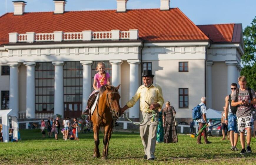 Pakruojis kviečia į didžiausią Lietuvoje "Amatų, muzikos ir alaus festivalį"