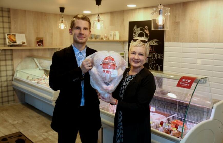 Ant šventinio stalo įsitvirtino kalakutas