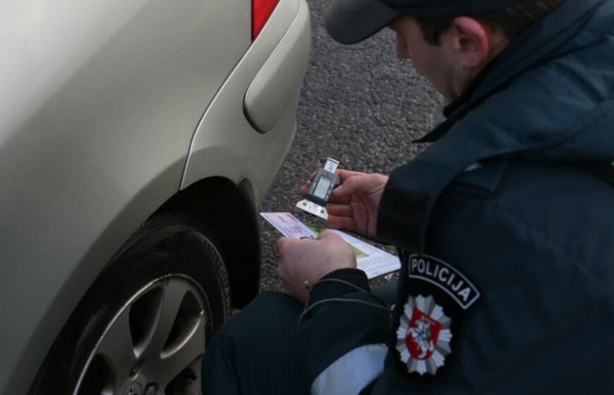 Padangų tikrinimo reidas šalia Tilžės turgaus