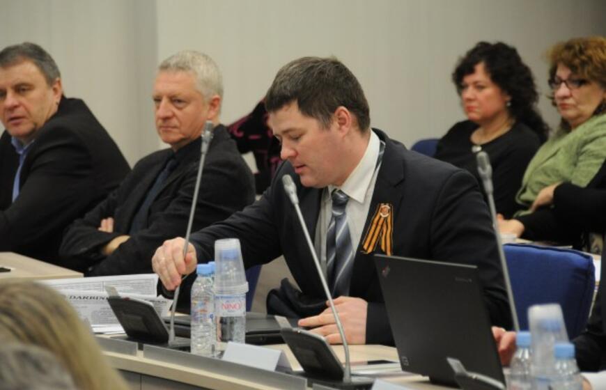 Viačeslavas Titovas posėdžiui pasipuošė Georgijaus juostele