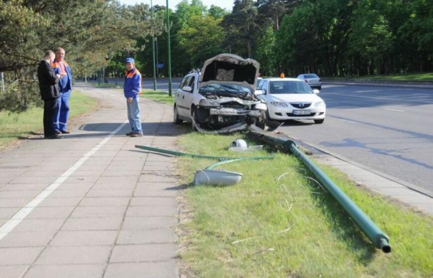 Ties "Studlendu" opelis rėžėsi į stulpą