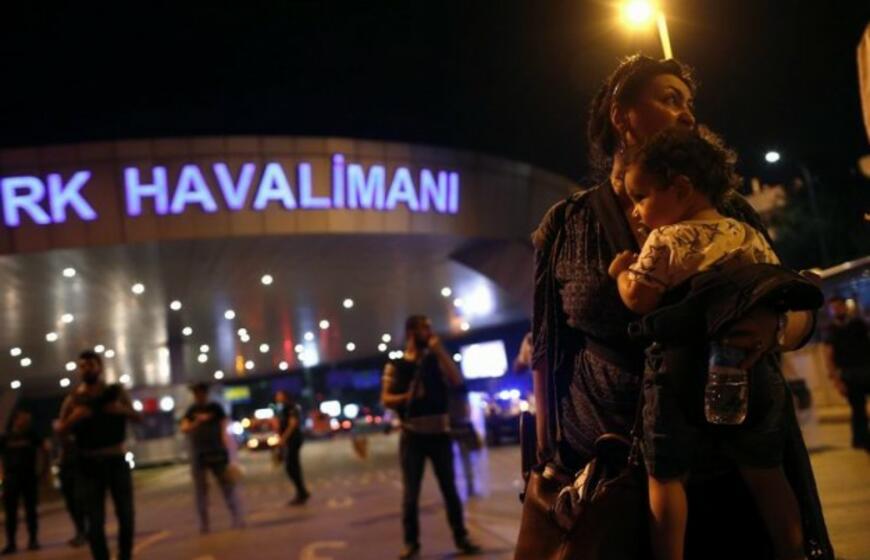 Mirtini sprogimai Stambulo oro uoste