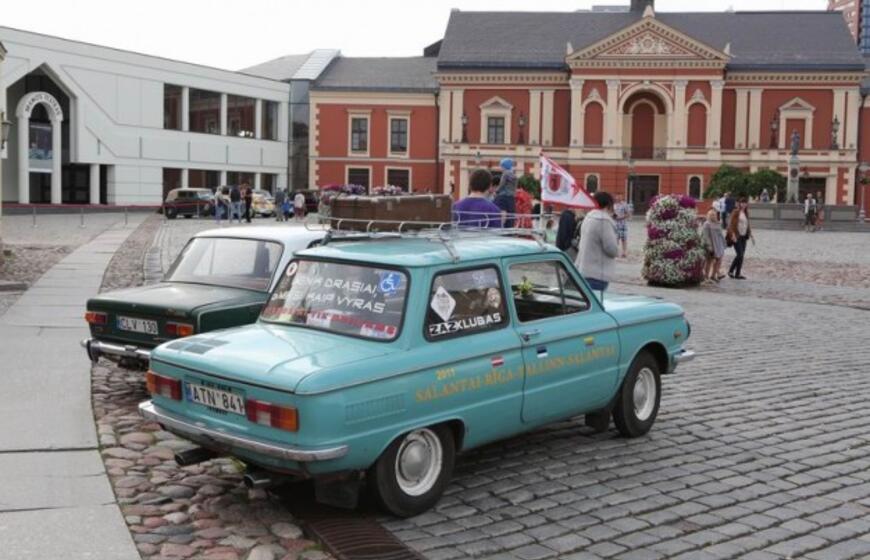 Teatro aikštę papuošė ispanų automobilių paroda
