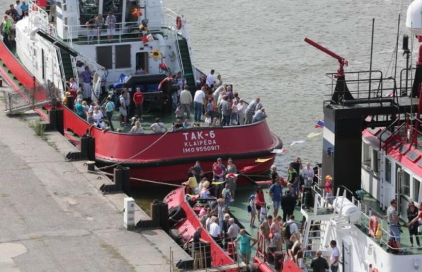 Vainikų nuleidimas į jūrą