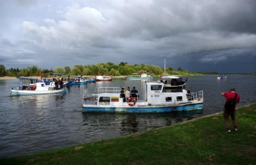 Rusnė Tautišką giesmę giedojo laivuose