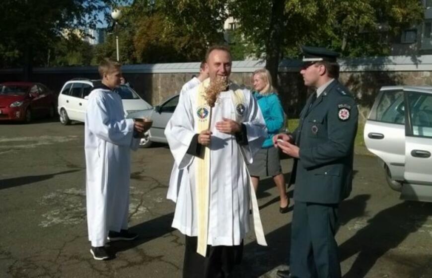 Į kelią - su šventintais automobiliais