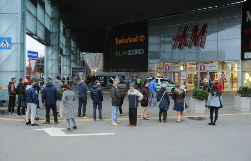 Iš "Akropolio" evakuoti žmonės