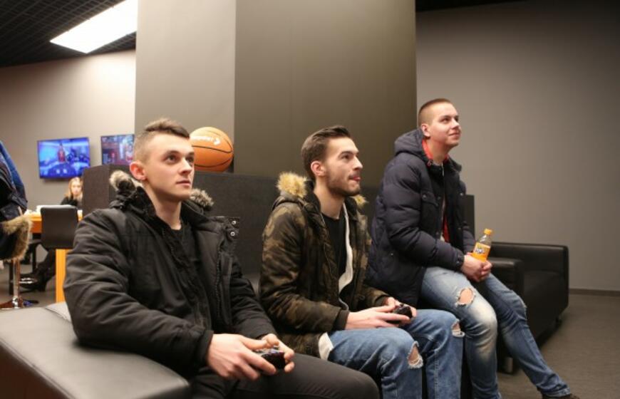 Naujojo “TonyBet” lažybų punkto atidarymas sutraukė burį sporto aistruolių