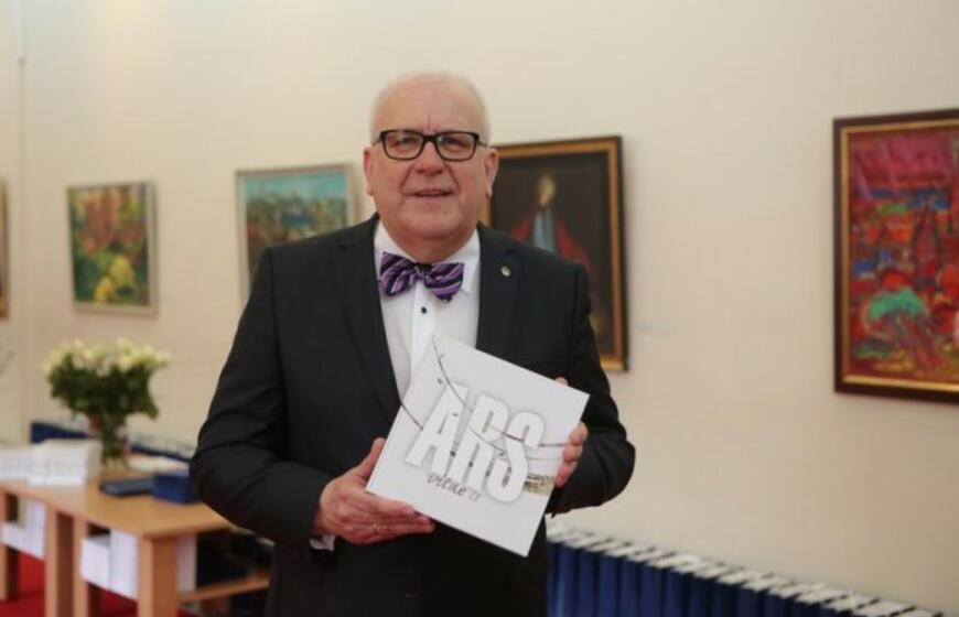 Ligoninę puošiantys meno darbai sugulė į albumą