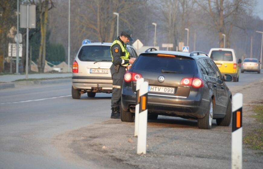 Naktiniai reidai: ir neblaivūs vairuotojai, ir bandymas papirkti
