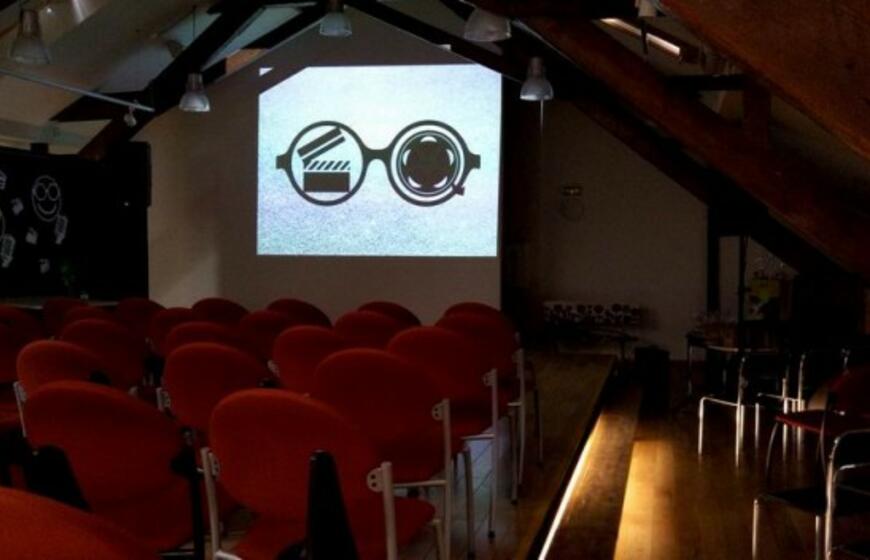 Trumpas kinas. Daina ekrane