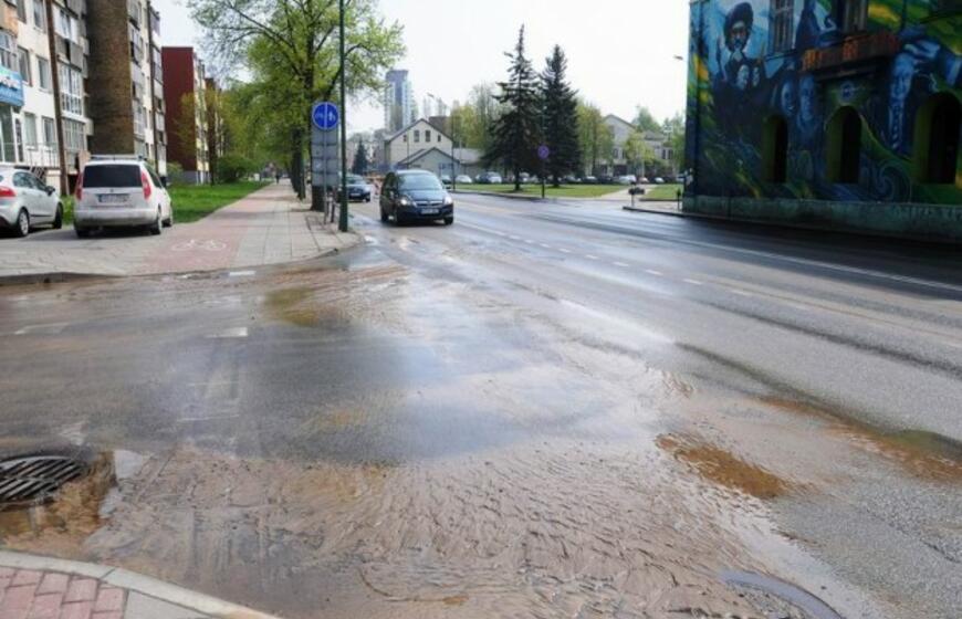 Pilies gatvė paplūdo vandeniu