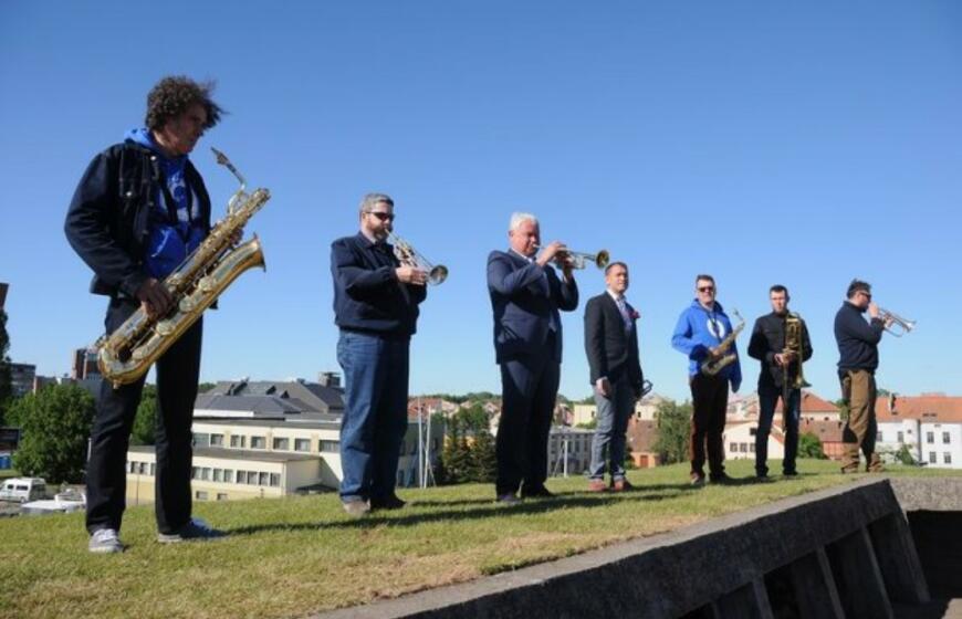 Piliavietėje iškilmingai pakelta Klaipėdos miesto vėliava