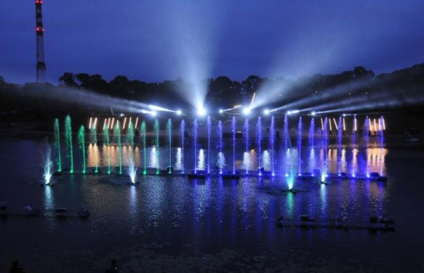 Jono kalnelis: fontanų ir pirotechnikos šou