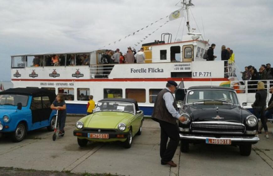 Nidos aerodrome "nutūpė" klasikiniai automobiliai