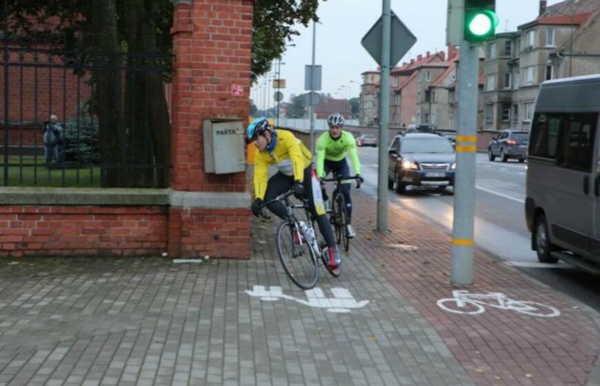 Lenktynės autobusu, automobiliu, elektriniu automobiliu ir dviračiu