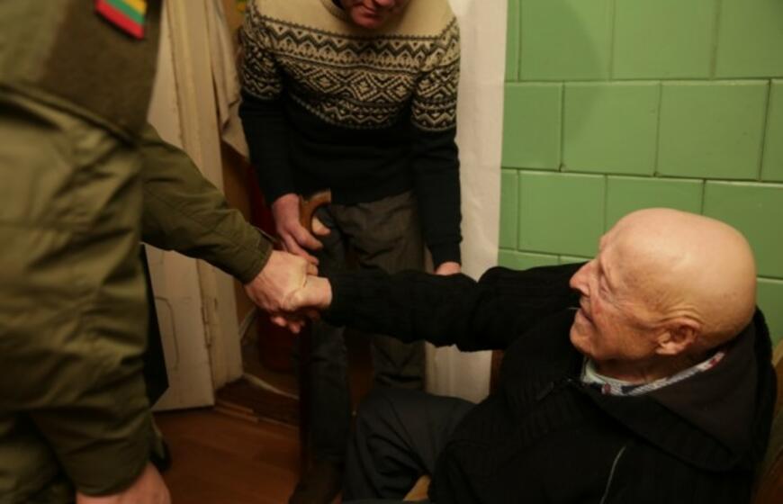 Pasveikino 100 metų sulaukusį karį