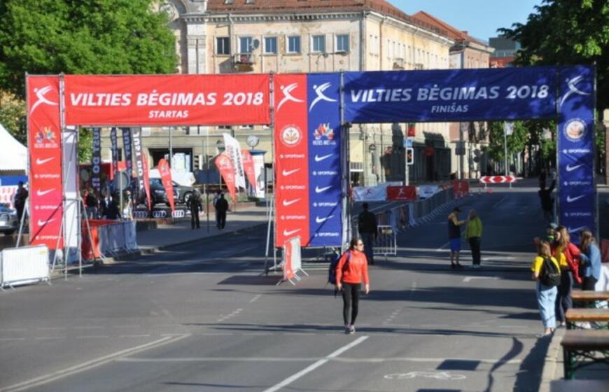 Bėgo ir su kostiumu, ir su vežimėliu