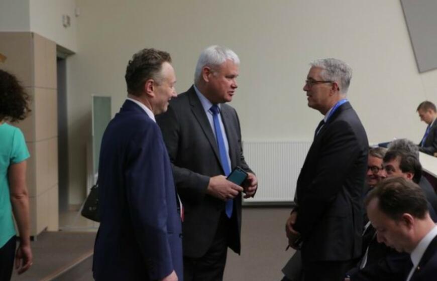 Dėl ligoninių jungimo - svarstymai