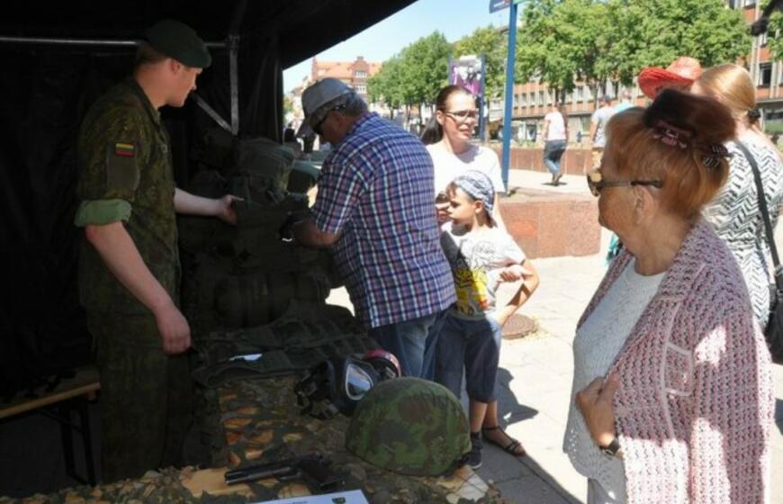 Klaipėdiečiai pasveikino NATO karius