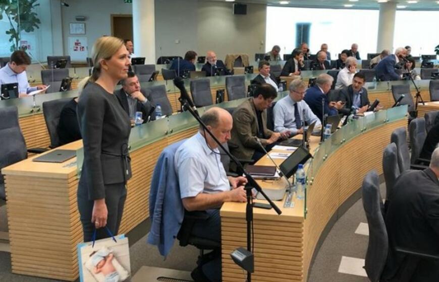 Petrui Gražuliui padovanojo vaikiškų rūbelių