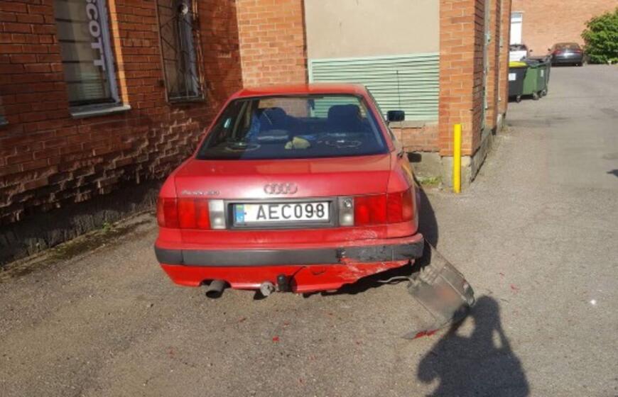 Ligoninės kieme senjoras daužė mašinas