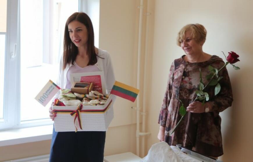 Mažyliams dovanojo tautiečių megztas kojinaites