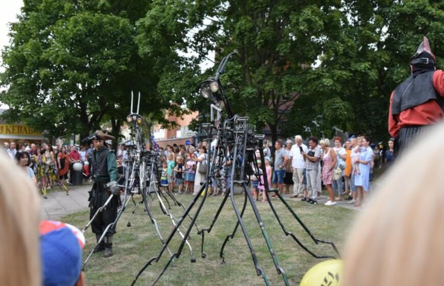 Miesto centre ganosi mechaninės būtybės