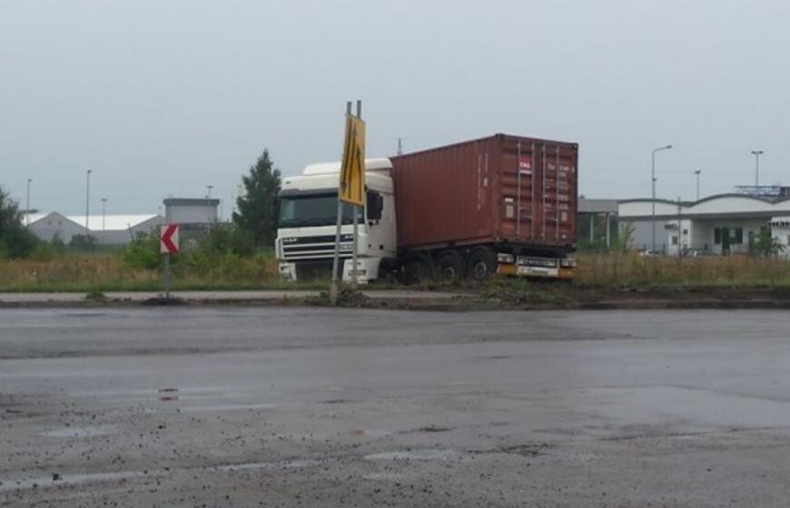 Vilkikas sankryžoje nuvažiavo nuo kelio