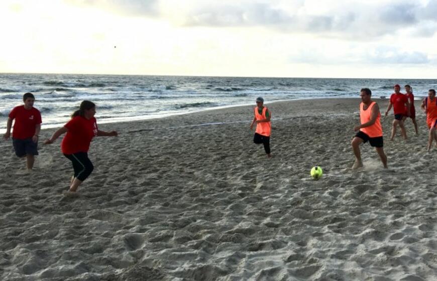 Politikai paplūdimio futbolo turnyre varžėsi be politikos