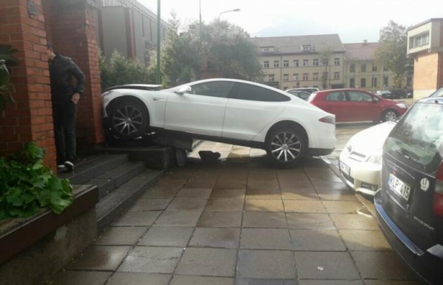 „Tesla“ rėžėsi į mūro sieną