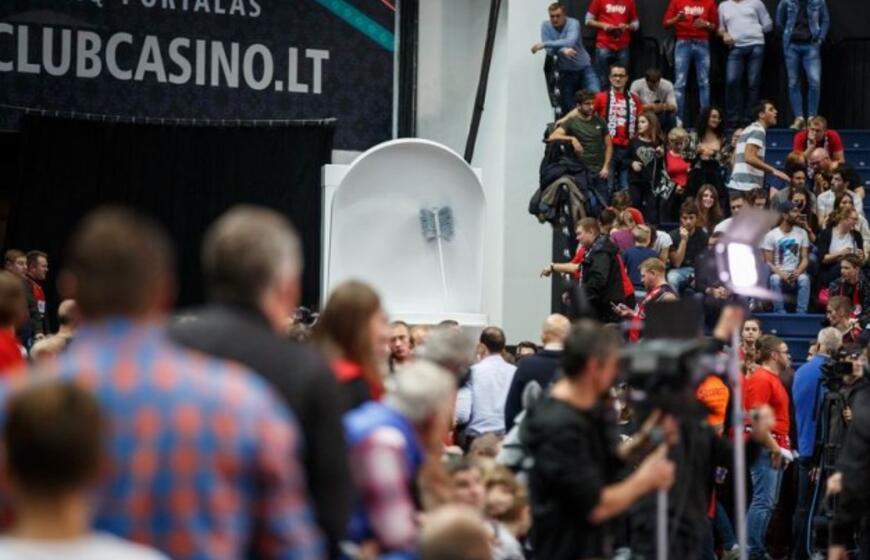 Per „Ryto” ir „Žalgirio” rungtynes greta aikštelės atvažiavo didžiulis unitazas