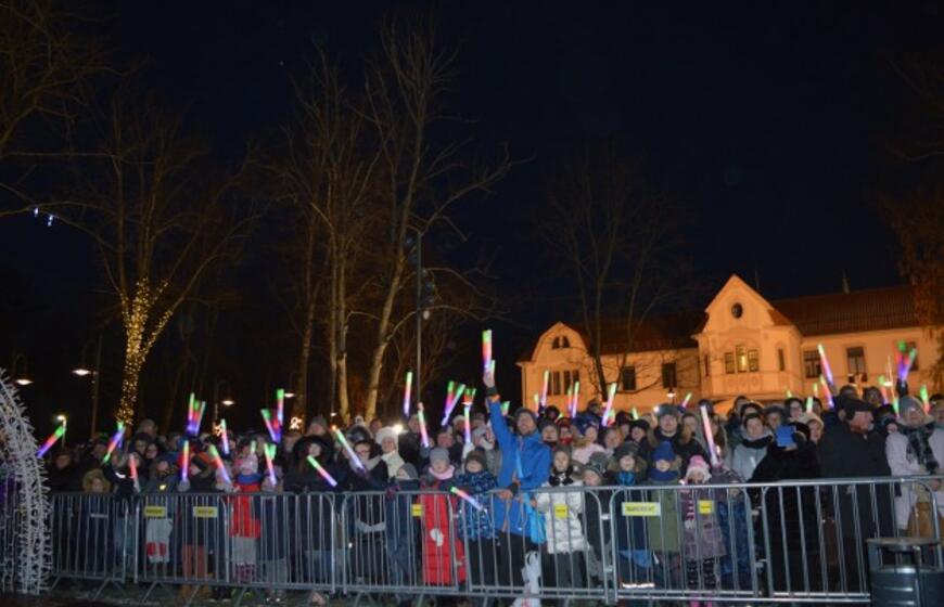 Palangoje suspindo tūkstančiai kalėdinių šviesų