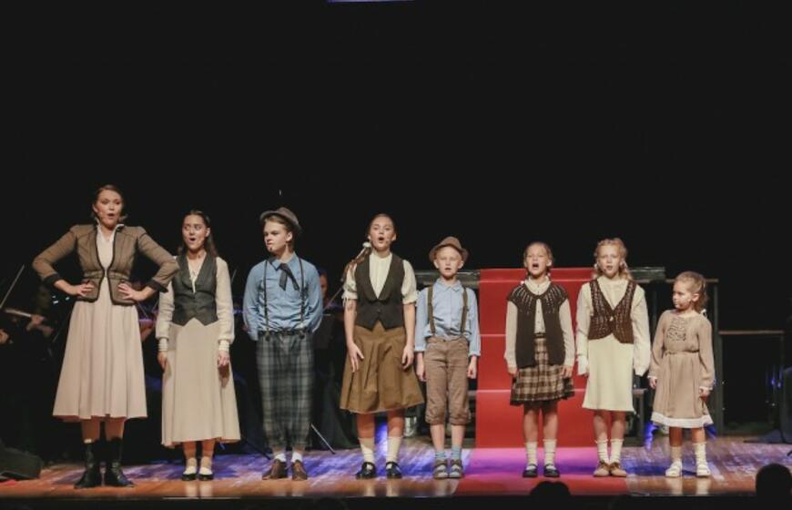 Žaismingos muzikos garsų orkestras pasakos apie meilę šeimai ir muzikai