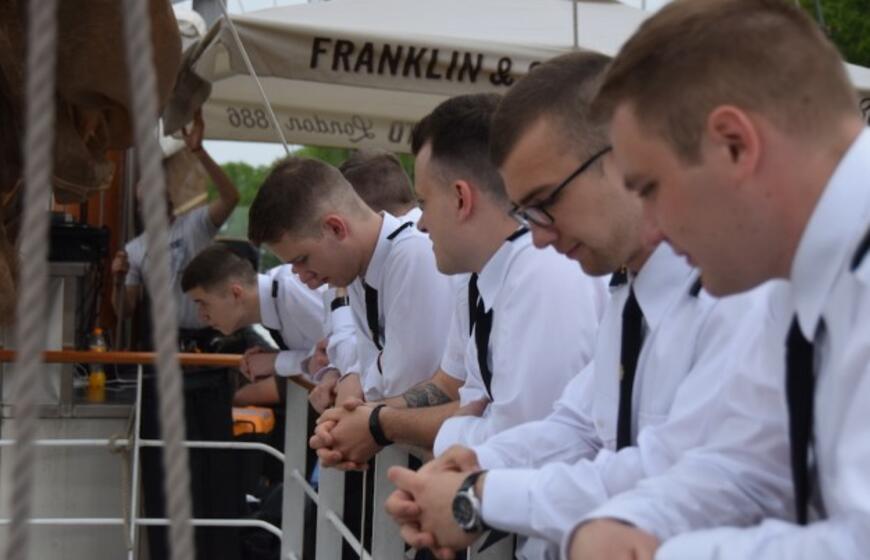 Meridianas išskleidė bures