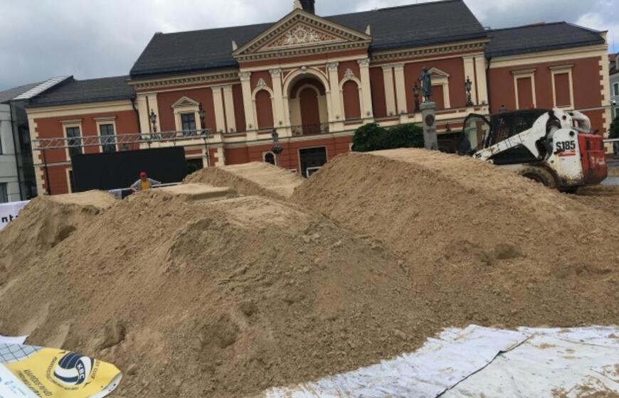 Teatro aikštėje - 9 sunkvežimiai smėlio