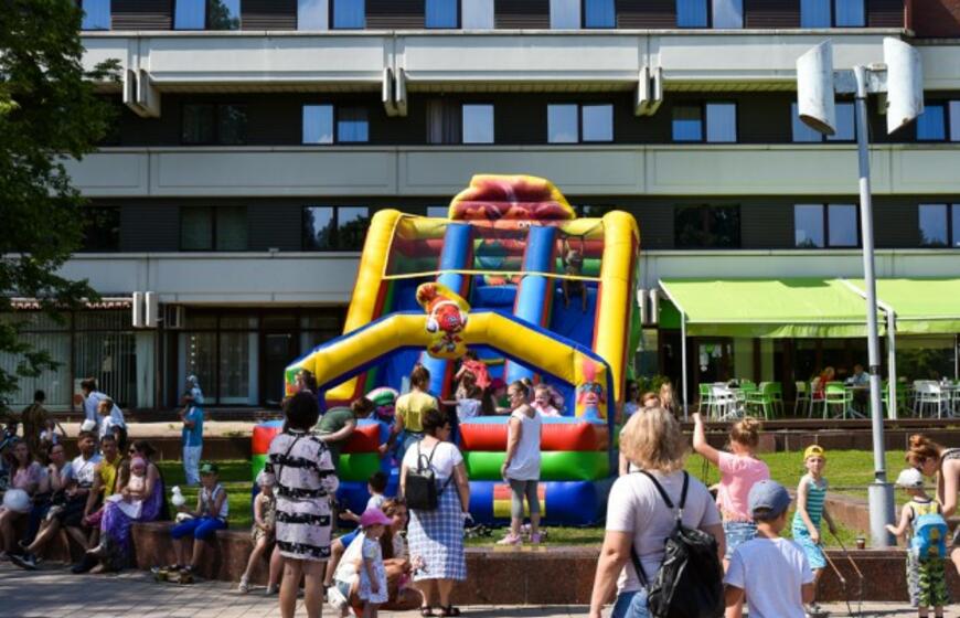 "Interact" jaunimas sveikino Klaipėdos mažuosius