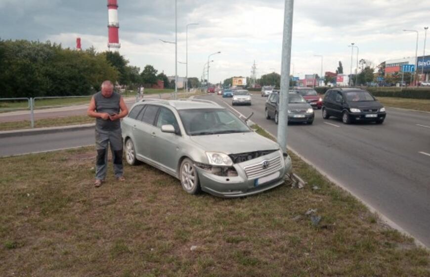 Peršoko bordiūrą, nuvertė ženklą ir trenkėsi į stulpą