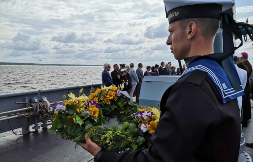 Jūra sužydėjo gėlėmis – pagerbti žuvusieji