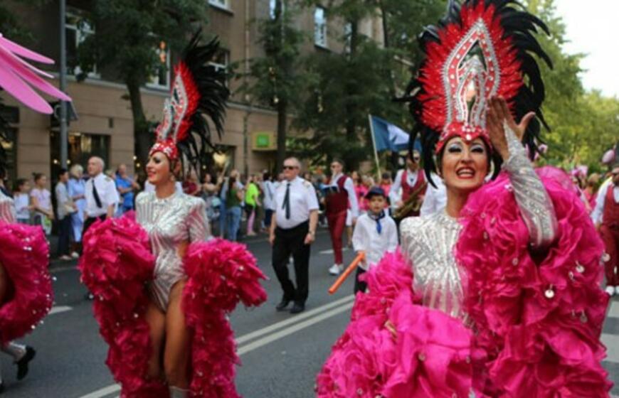 Apdovanojo šventinės eisenos kolektyvus