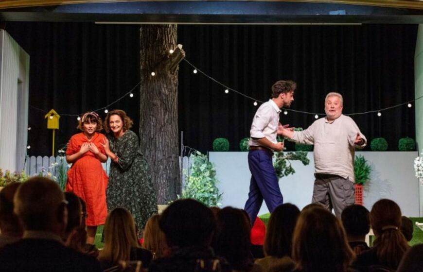 Naujoje komedijoje apie kaimynų santykius susitinka dvi aktorių kartos