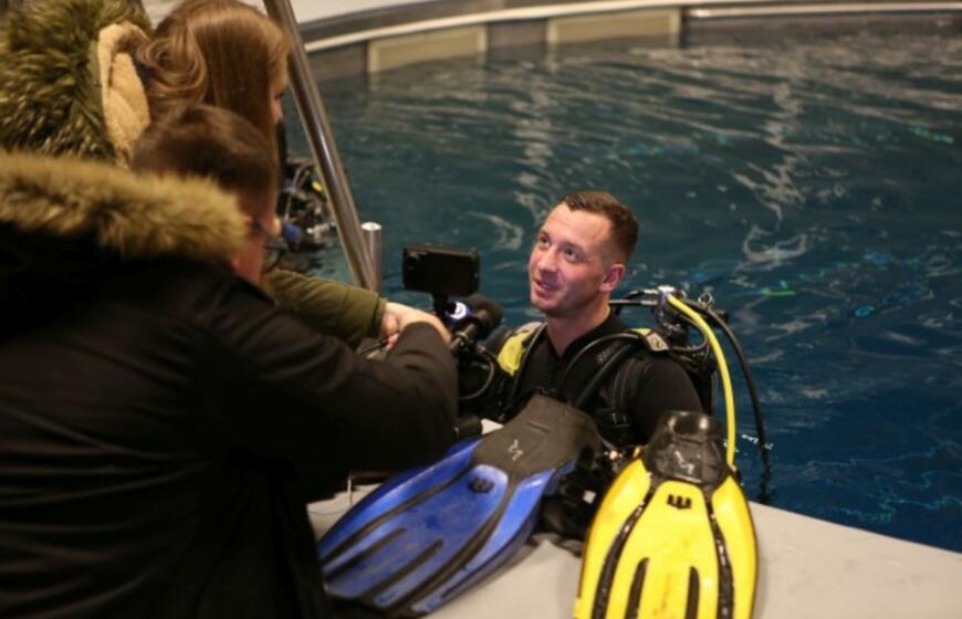 Eglutė baseino dugne