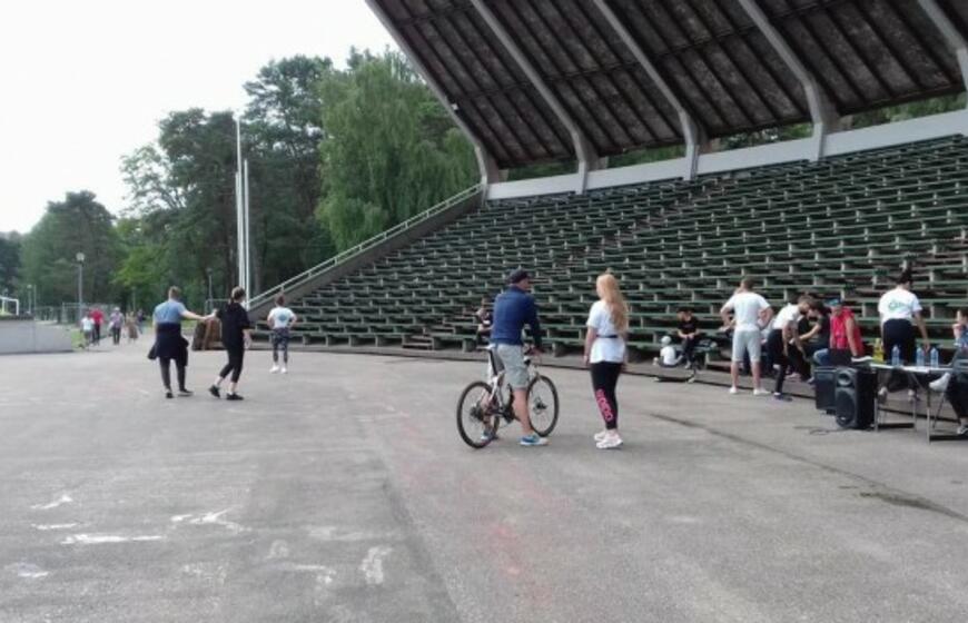 Gamtos ir sporto mylėtojai švarino Vasaros estrados apylinkes