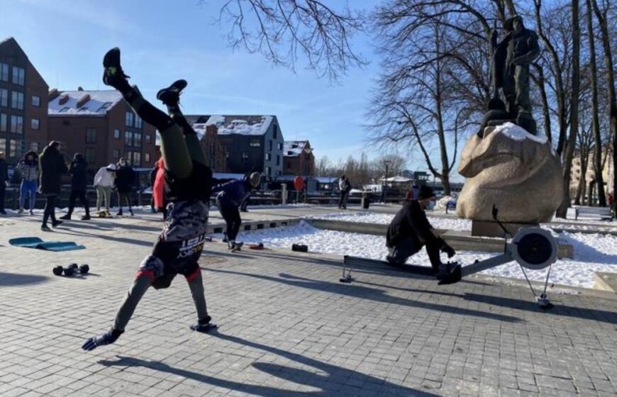 Sportininkai treniravosi po Klaipėdos mero langais