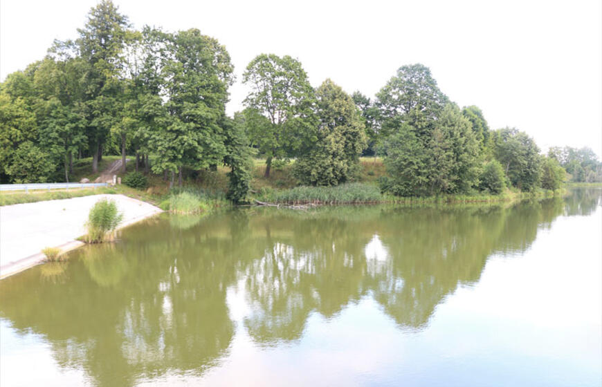 Nepaisant archeologų perspėjimų, 1972-1973 m. patvenkus Eketės upelį, pakilęs jo vanduo nuplovė didelę dalį piliakalnio aikštelės, kurią juosė mažesnysis pylimas. Deniso NIKITENKOS nuotr.